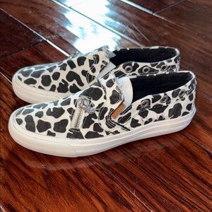 Stylish Black and White Women's Sneakers